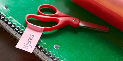 Use Post-it® Full Adhesive Rolls to label items in Spanish