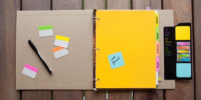 Mark the things you need to decide the quickest with Post-it® Arrow Flags